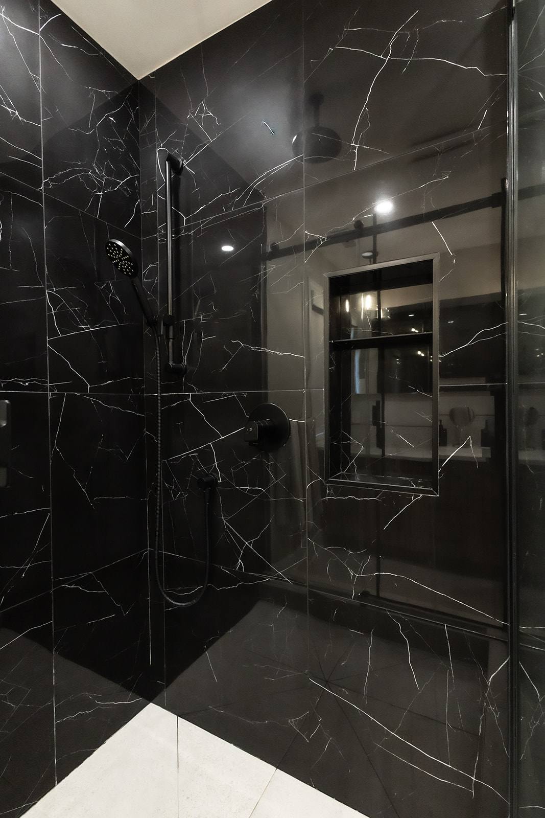 Douche habillée de céramique effet marbre noir