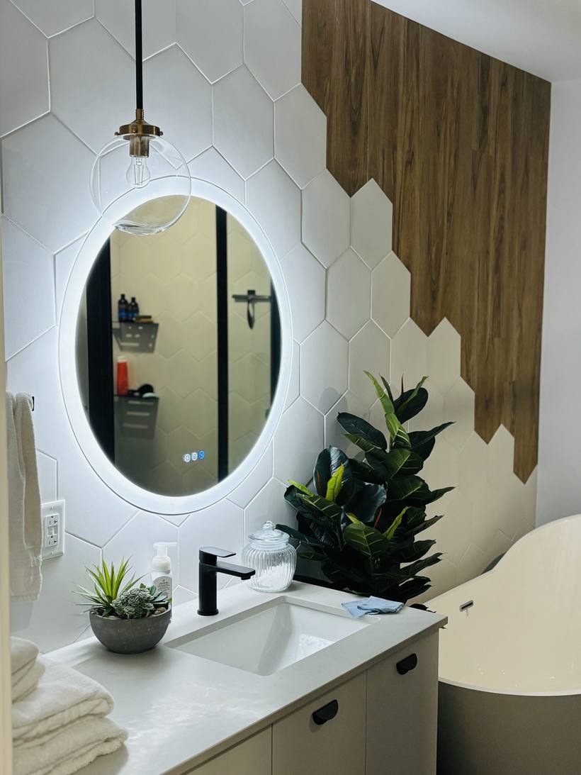 Miroir ovale rétroéclairé, tuiles hexagonales et accent en bois