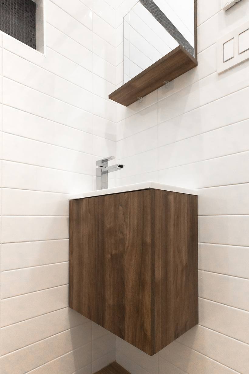Vanité flottante en noyer avec miroir et tablette de bois