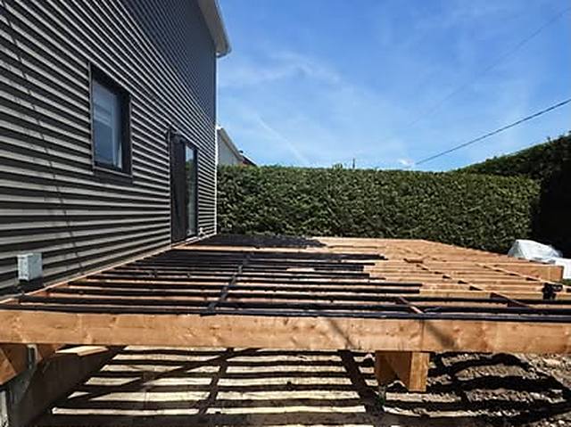 Structure de terrasse en cours de construction