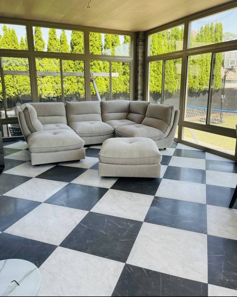 Verrière avec plancher en damier noir et blanc