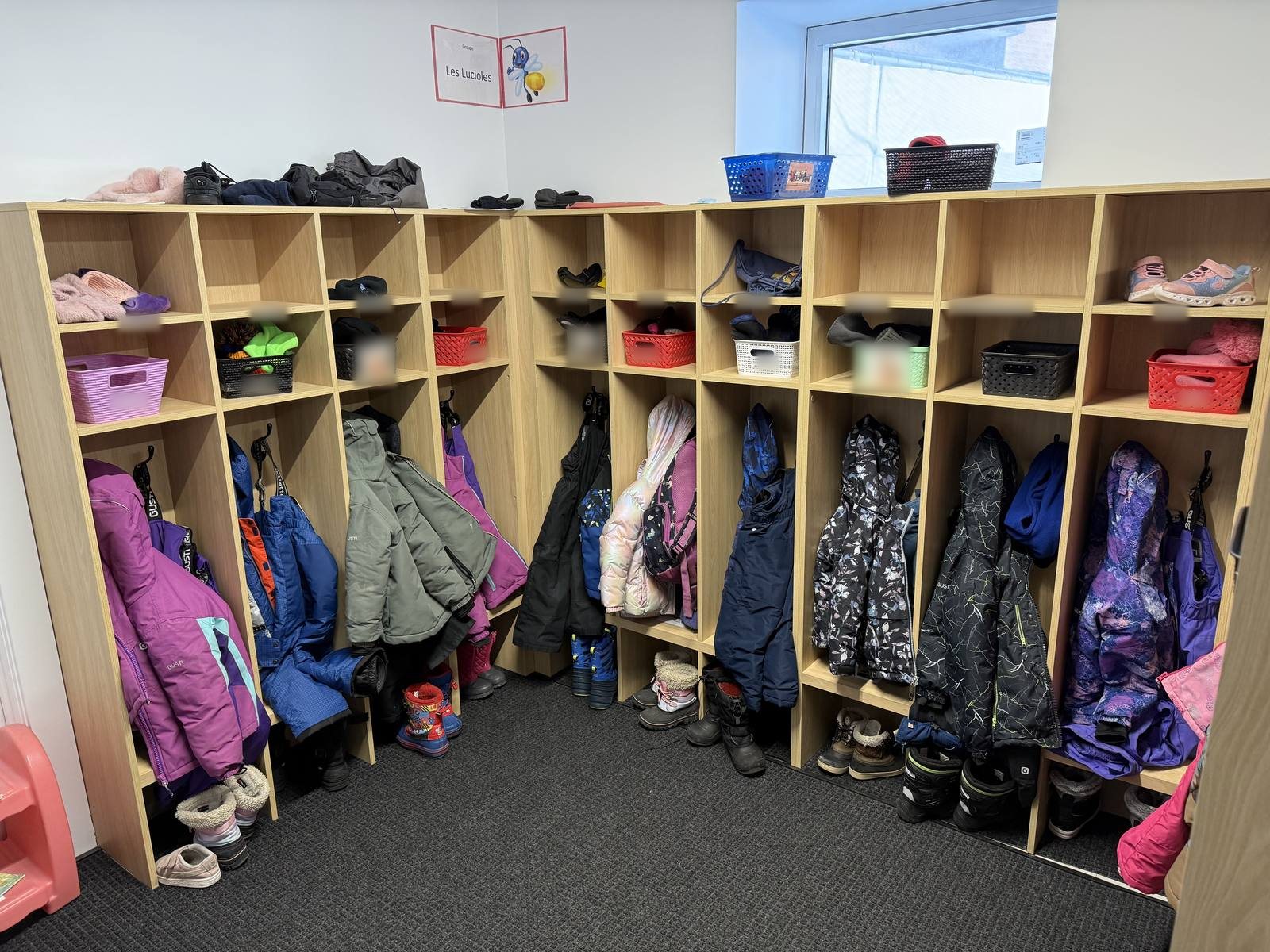 Aménagement d'une garderie : vestiaire avec casiers en bois sur mesure